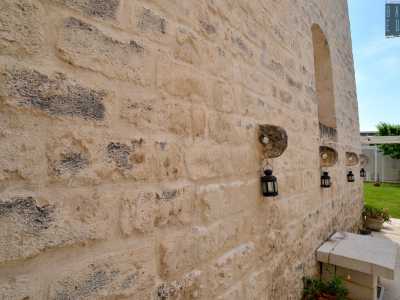 E proprio la parte pi� antica della masseria ospitava le stalle, come suggeriscono le pietre forate presenti sul muro dove venivano legati i cavalli e le mucche